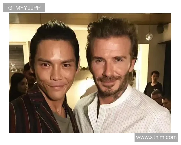 足球明星与路人亲密合影在日本街头展现温暖瞬间