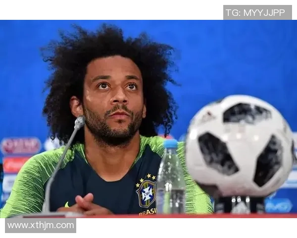 足球明星的时尚发型与白色衣服完美搭配引领潮流风向标